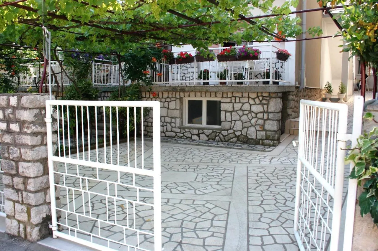 Apartments By The Sea Selce, Crikvenica - 5550 0*, セルツェ